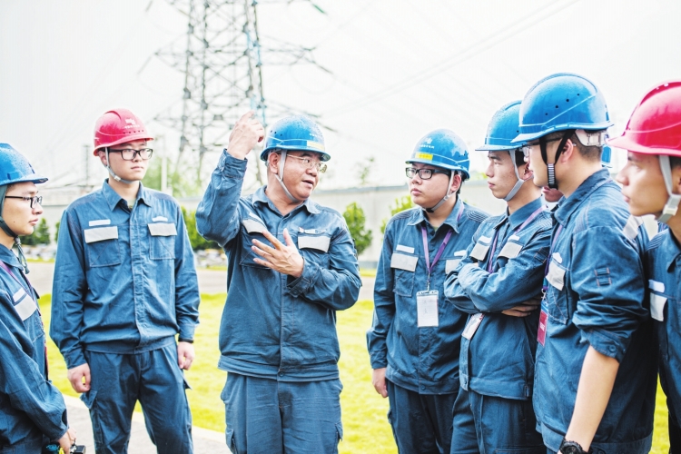 廣東電網(wǎng)東莞供電局變電管理二所檢修一班副班長何滿棠：“以匠人之心，守一畝三分地”