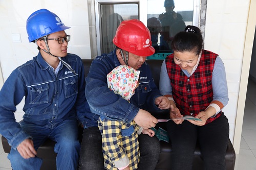 阿拉善電業(yè)局電力宣傳進(jìn)家門，客戶服務(wù)零距離