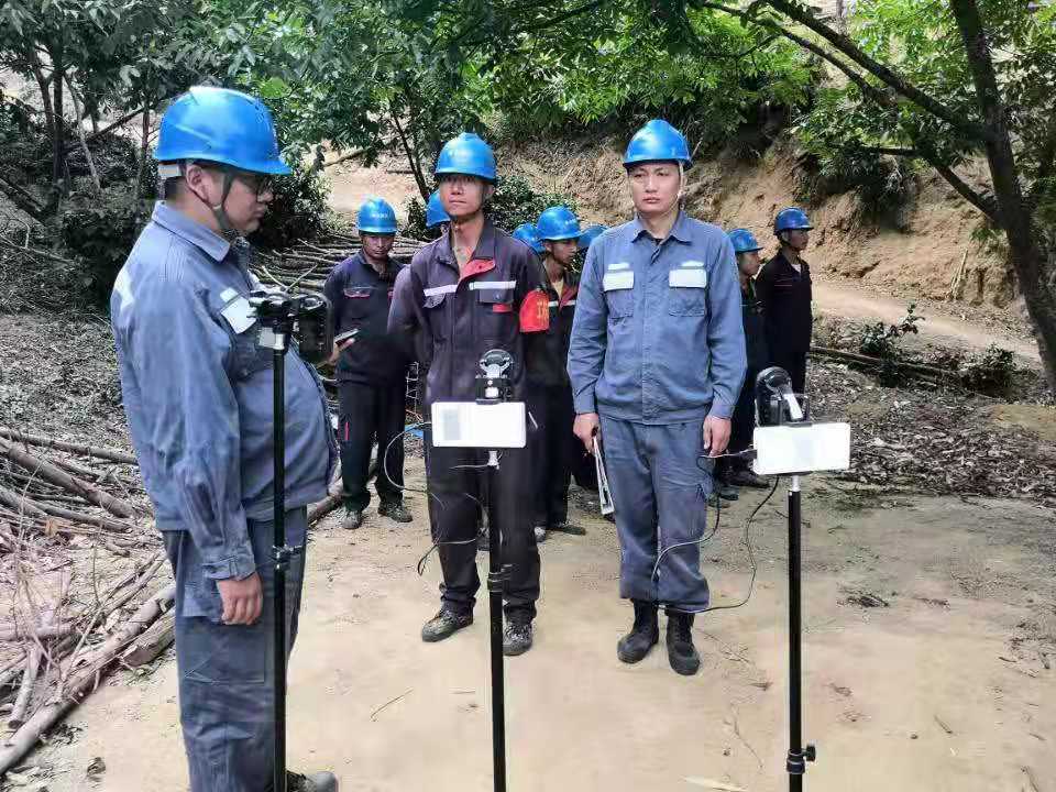 臨滄云縣供電局配電管理三所開展隱患整改，切實(shí)保障用戶用電安全