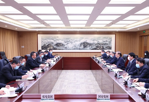 辛保安、張智剛與哈電集團(tuán)董事長曹志安、總經(jīng)理吳偉章會(huì)談
