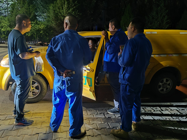 烏海市千里山供電公司千鋼供電所黑夜中的孤勇者，背抵黑暗守護光明