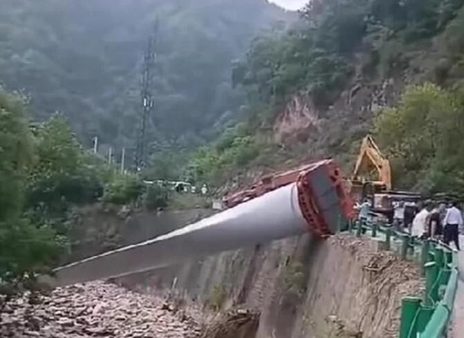 陜西寶雞隴縣：80米風電扇葉運輸車歪倒，正救援