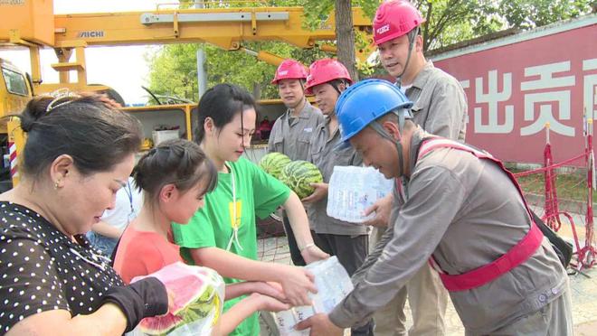 四川什邡：電力工人高溫保電忙，社區(qū)群眾熱情慰問表感謝