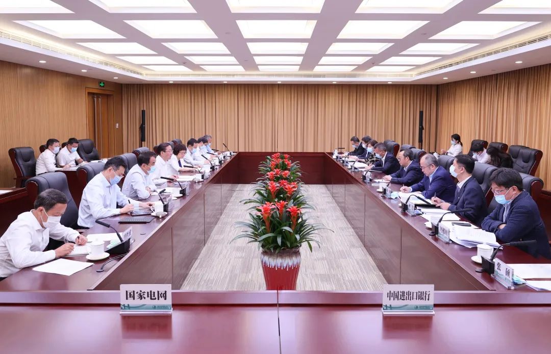 國(guó)家電網(wǎng)公司董事長(zhǎng)、黨組書記辛保安與進(jìn)出口銀行董事長(zhǎng)吳富林會(huì)談