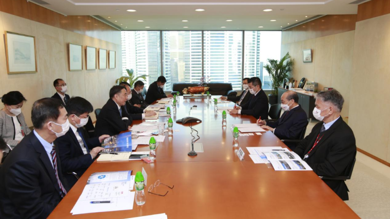 中國能建黨委書記、董事長宋海良會見港燈電力投資行政總裁尹志田  　　來源：中國能建廣東院    　　2月21日，中國能建黨委書記、董事長宋海良在香港與港燈電力投資行政總裁尹志田進行會談，就深化開展新能