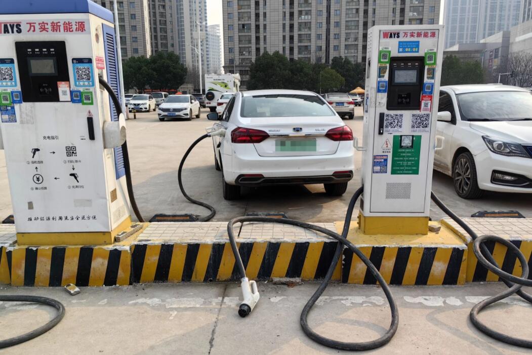 新能源車(chē)充電槍被扔積水中，對(duì)“城市家電”需多加愛(ài)護(hù)