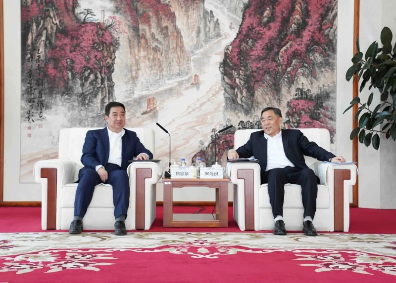 中國(guó)能建黨委書記、董事長(zhǎng)宋海良與中國(guó)電氣裝備黨委書記、董事長(zhǎng)白忠泉會(huì)談