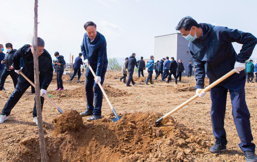 國資委機關(guān)開展春季義務植樹活動