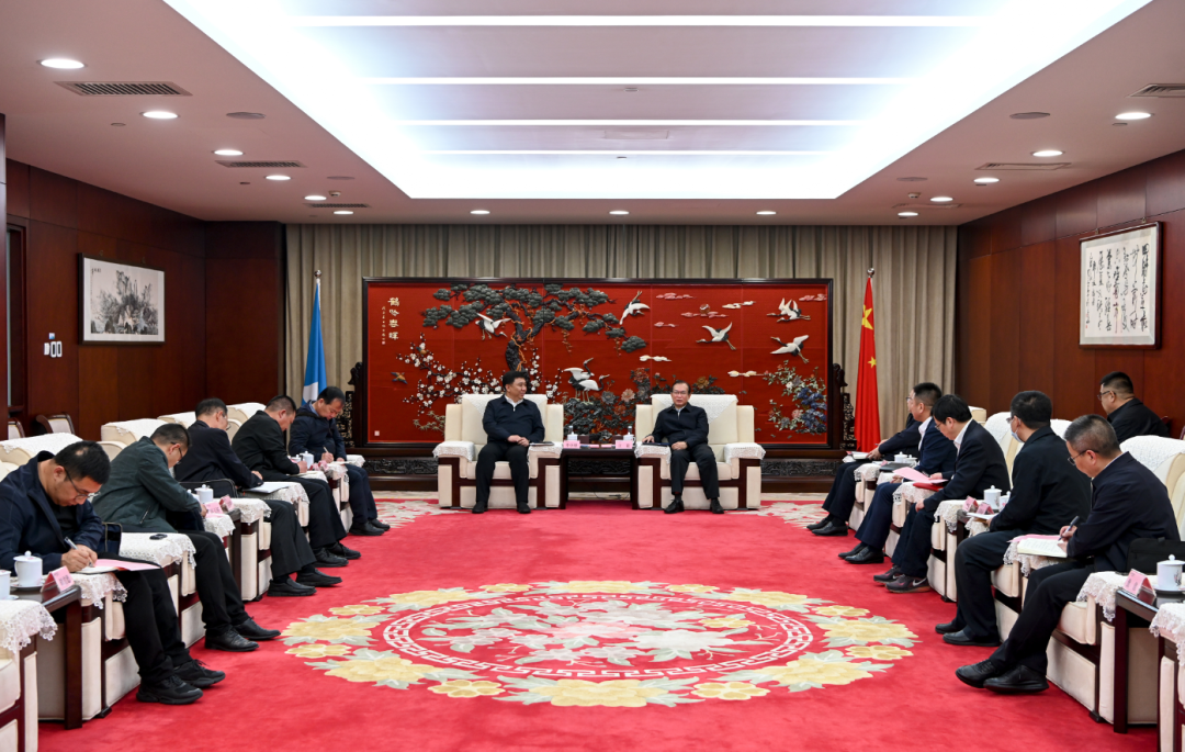 華電集團(tuán)黨組書記、董事長(zhǎng)江毅與阿拉善盟委副書記、盟長(zhǎng)李中增舉行會(huì)談