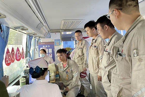 臨汾熱電公司組織“熱血與大愛同流，真情與奉獻同行”無償獻血活動