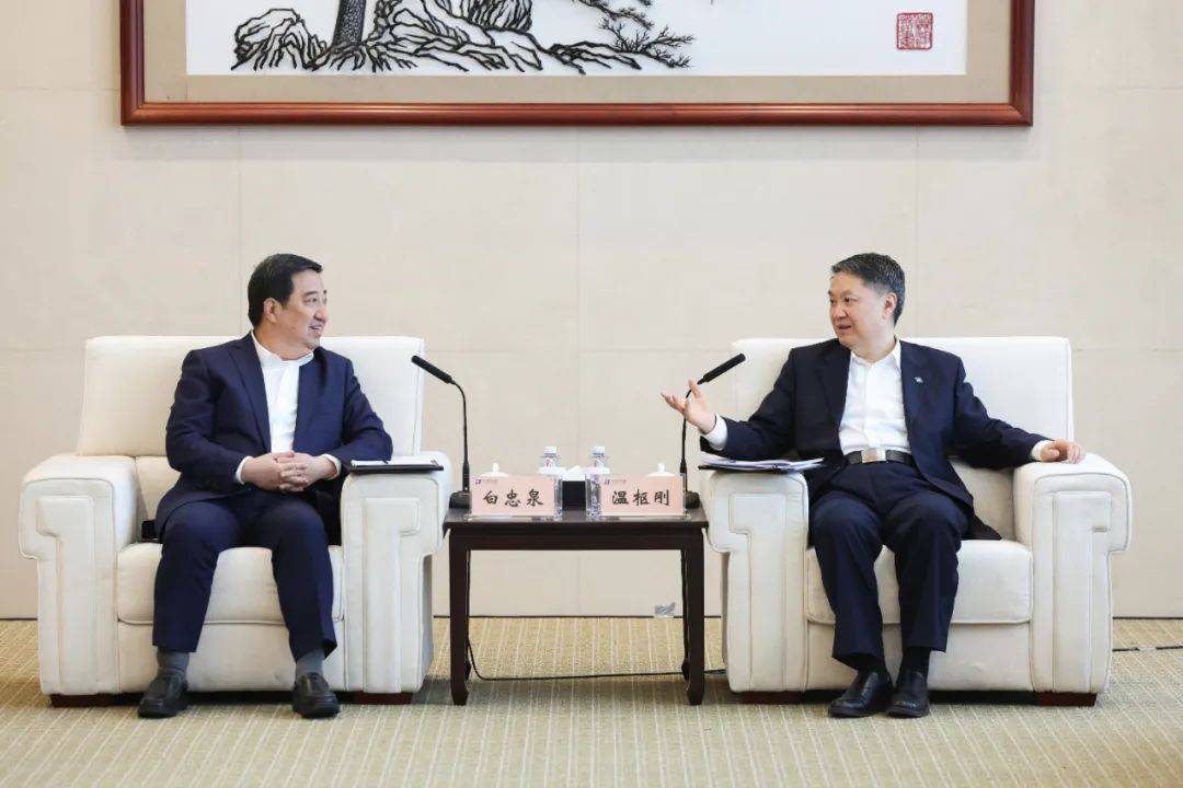 中國電氣裝備董事長白忠泉、總經(jīng)理周群拜訪中國華能董事長溫樞剛
