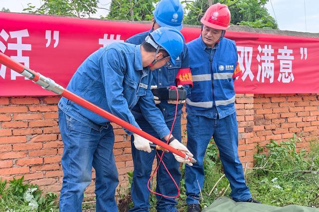 國(guó)網(wǎng)商洛供電公司圓滿(mǎn)完成年度首次35千伏帶電作業(yè)