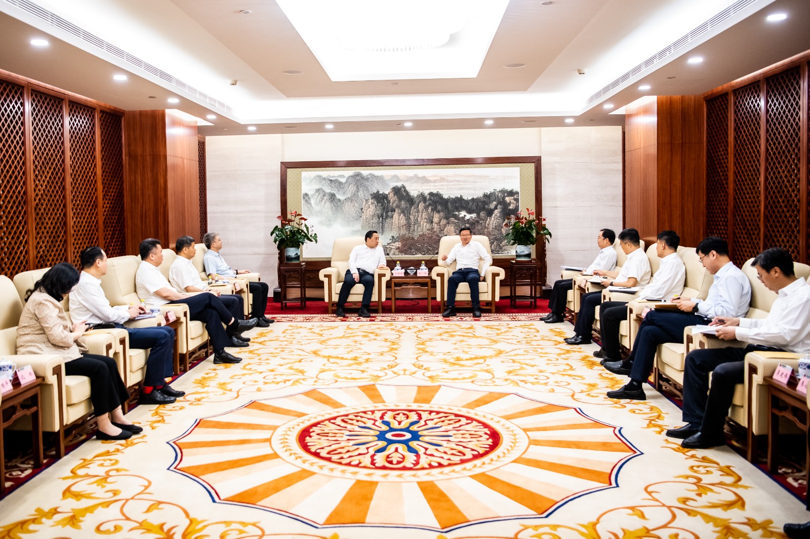 國家能源集團(tuán)公司總經(jīng)理、黨組副書記余兵會見鎮(zhèn)江市委書記馬明龍一行