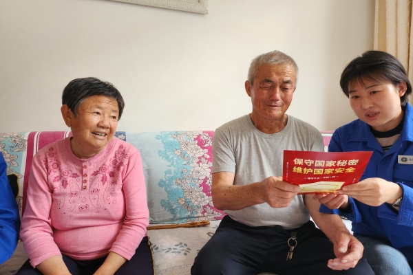 內(nèi)蒙古電力公司烏海千里山供電公司黨支部、工會(huì)、團(tuán)支部（青工委）開展“蒙電愛心光明行”保密宣傳活動(dòng)