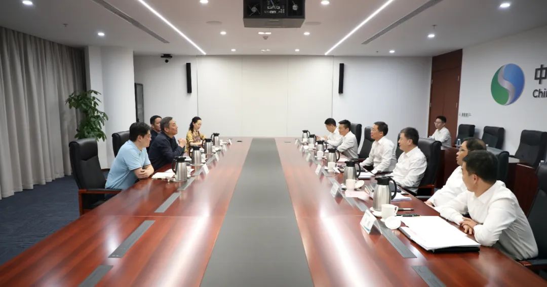 中國(guó)電氣裝備李洪鳳董事長(zhǎng)、周群總經(jīng)理會(huì)見上海市經(jīng)信委副主任戎之勤