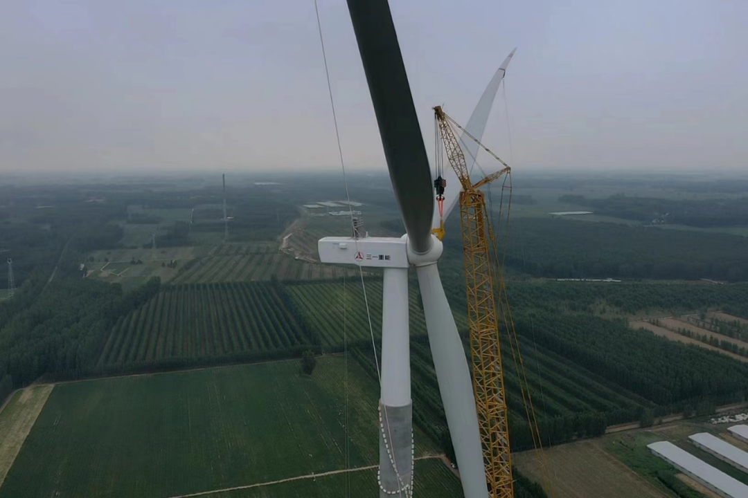 杞縣西寨林場100MW風電項目首臺風機吊裝完成