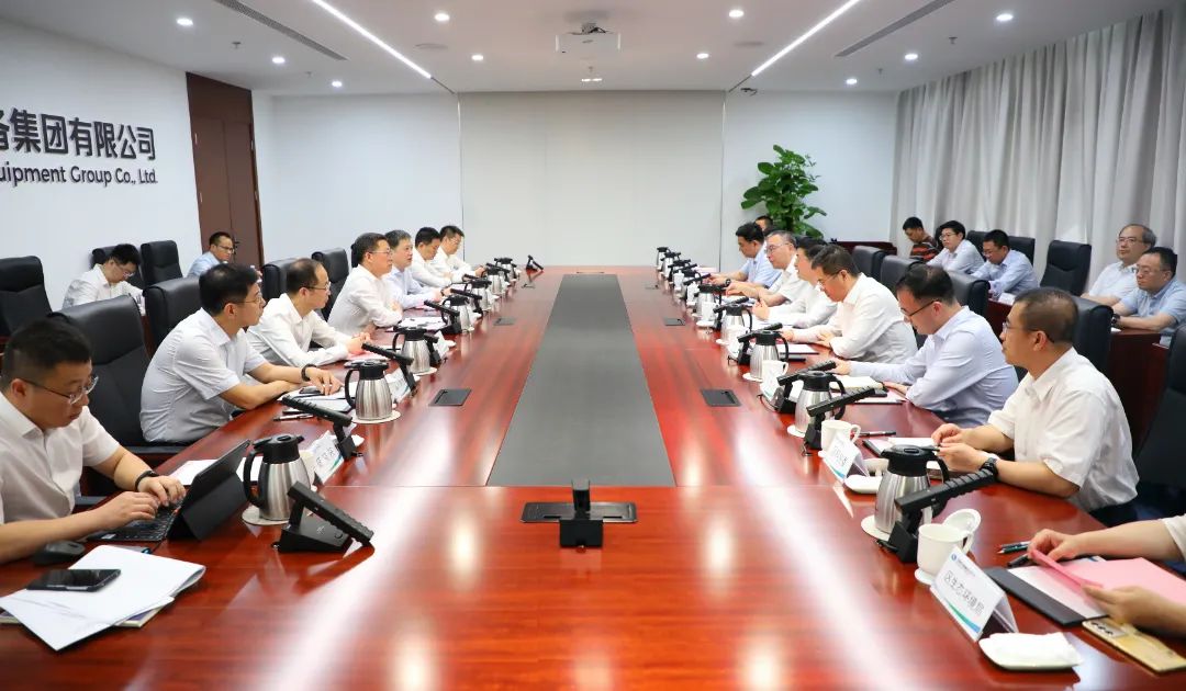 中國電氣裝備董事長李洪鳳、總經(jīng)理周群會見上海市靜安區(qū)委書記于勇