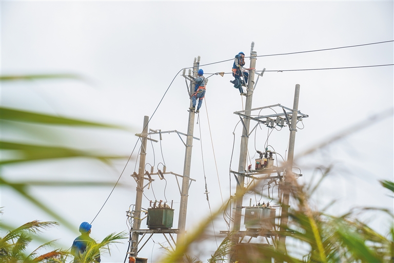 保亭、三亞等多個(gè)市縣供電隊(duì)伍全力支援文昌搶修復(fù)電