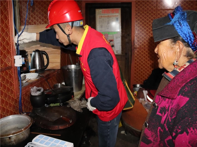國網馬爾康市供電公司上門送服務 “電”暖重陽節(jié)