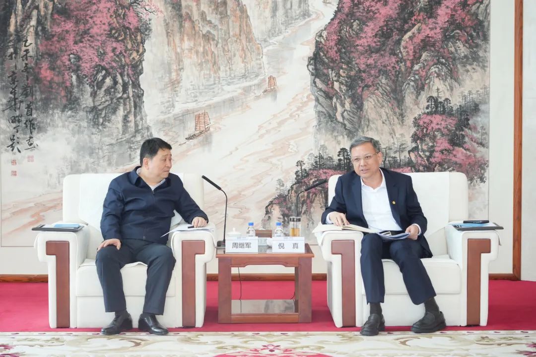 中國(guó)能建黨委副書記、總經(jīng)理倪真與慶陽市市長(zhǎng)周繼軍會(huì)談