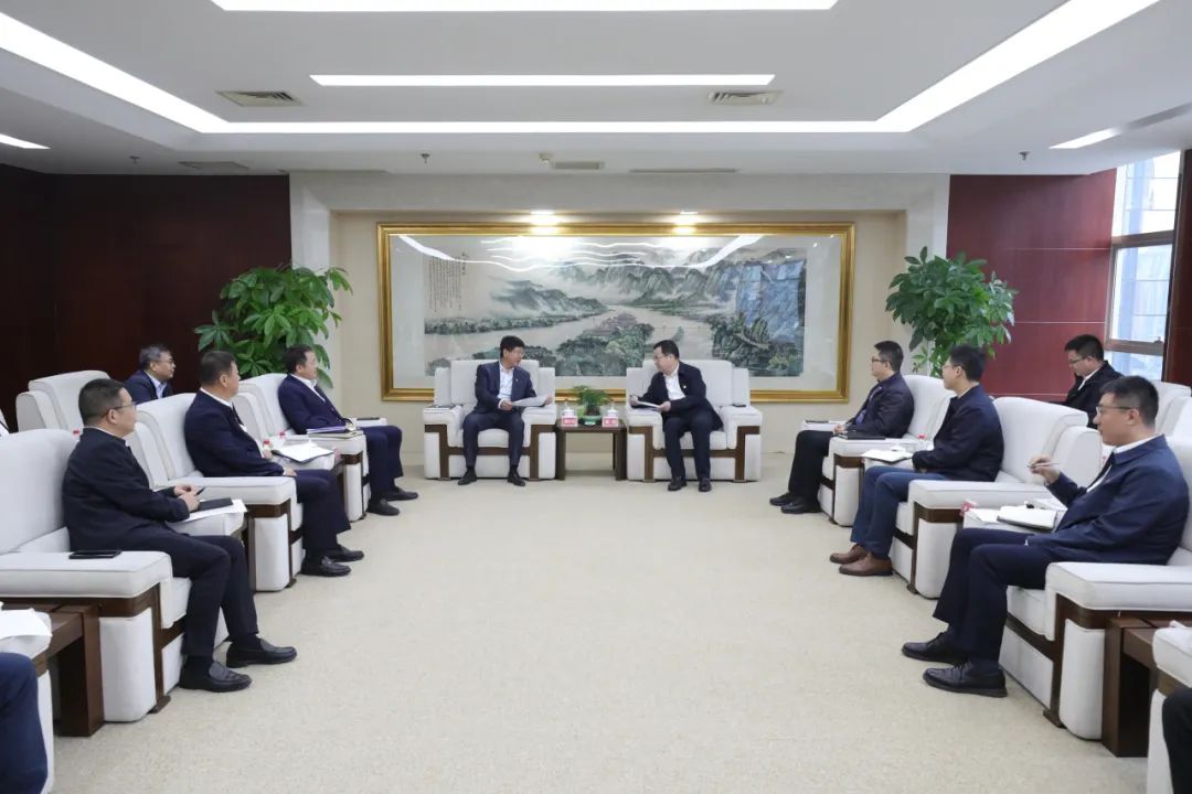 大唐四川公司黨委書記、董事長梁華與中能建西南區(qū)域總部黨委書記、總經(jīng)理，中能建西南投資公司黨委書記、董事長鄒小川會談