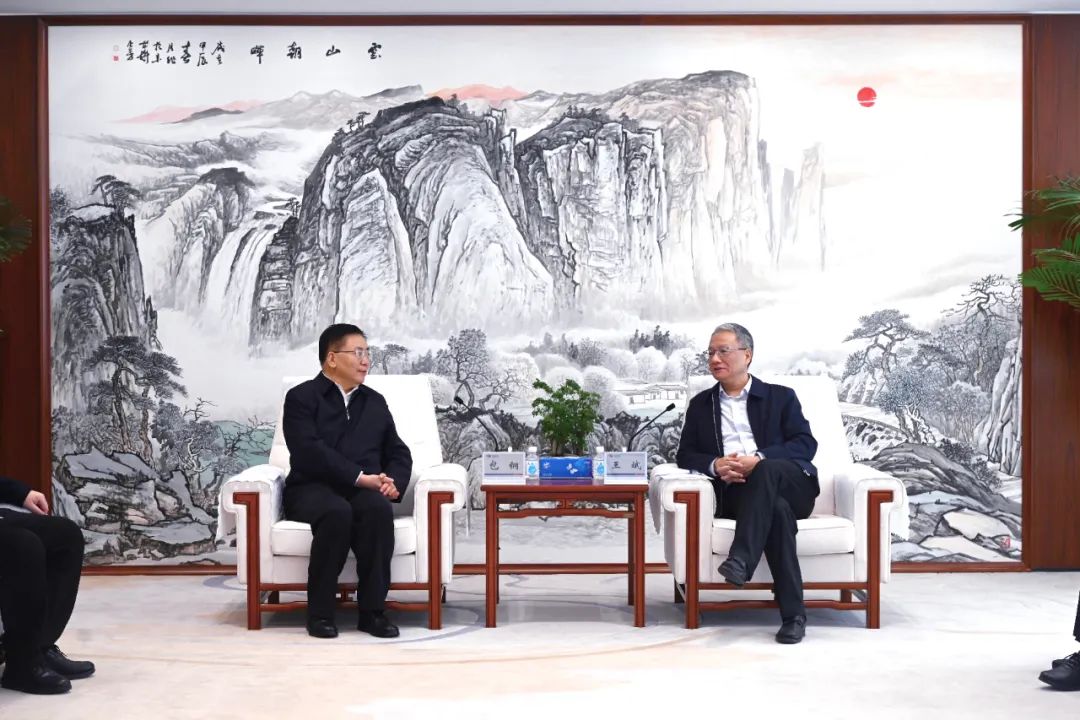 中國電建黨委副書記、總經(jīng)理王斌與內(nèi)蒙古自治區(qū)黨委常委、呼和浩特市委書記包鋼會談
