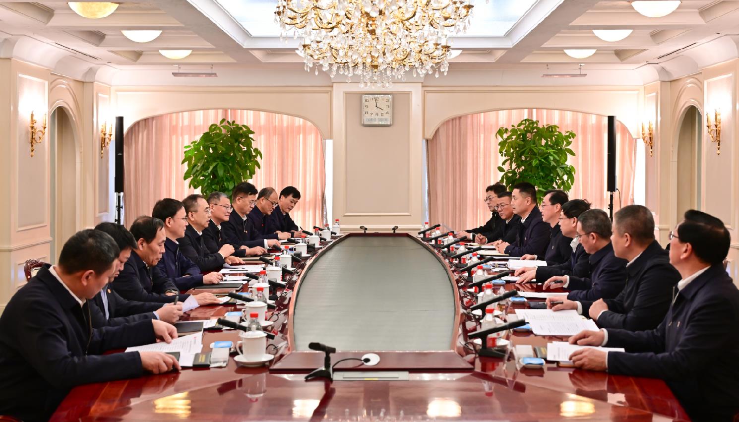 大唐集團董事長鄒磊、總經(jīng)理張傳江與中國安能董事長陳奕輝、總經(jīng)理周慶豐會談