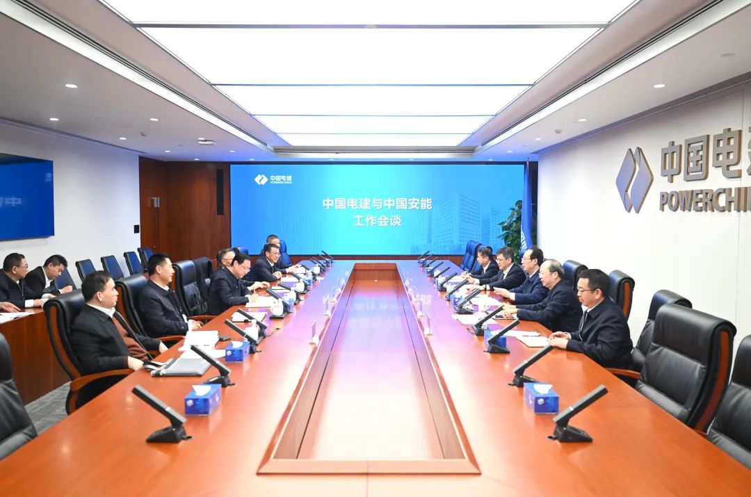 中國(guó)電建黨委書記、董事長(zhǎng)丁焰章與中國(guó)安能黨